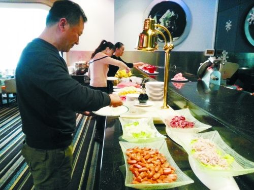 在一家飯店內，原本是輔助業(yè)務的小火鍋則成了現(xiàn)在飯店的重要業(yè)務。